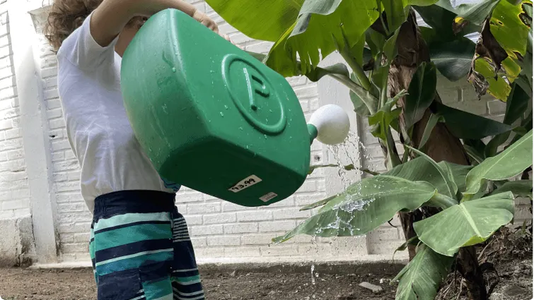 Crianças brincando de forma indendente no quintal brincante Santa Gianna em Curitiba