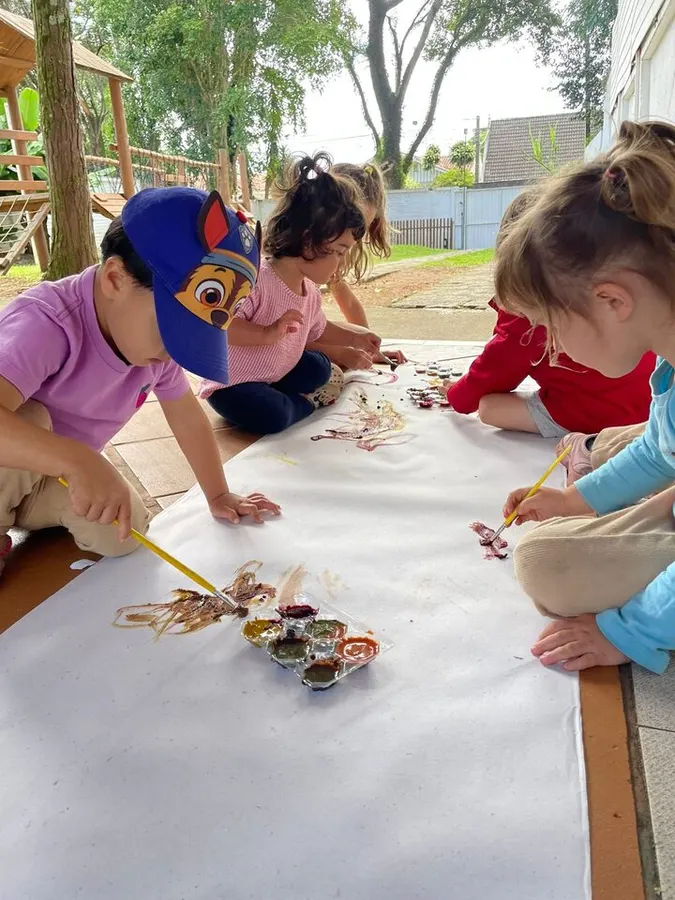Crianças em atividade de pintura no Grupo Fixo do Espaço Santa Gianna